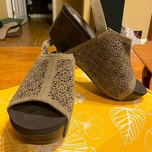 Yellow Box Shoes. Turelle Rich Taupe size 8